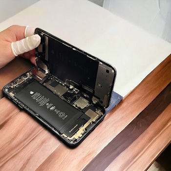 iPhone11　液晶交換　即日修理　液漏れ注意