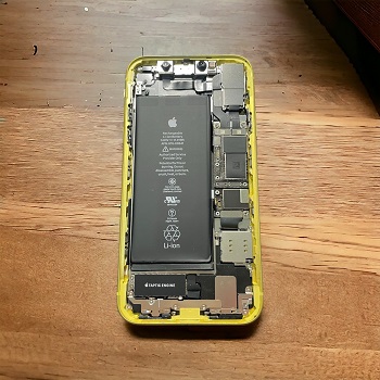 iPhone11のバッテリー交換　即日修理可能　内部は複雑