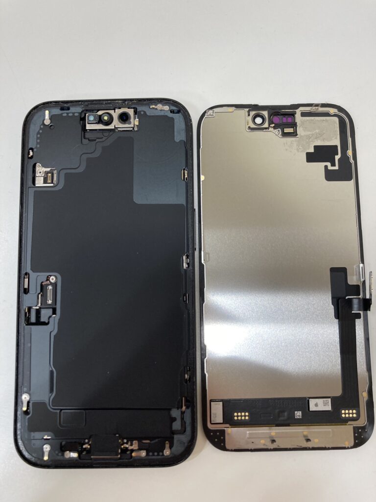 iPhone16を分解した様子