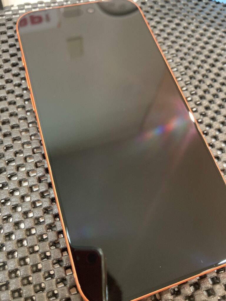 iPhone17Promaxをスマホコーティングしている