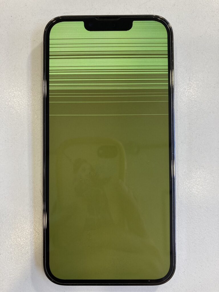 画面が緑色になったiPhone13 Pro