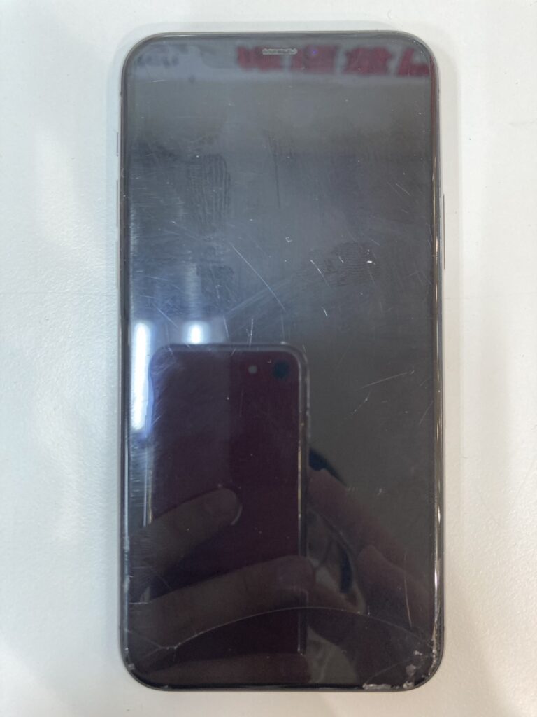 画面が真っ暗のまま反応がないiPhone11 pro