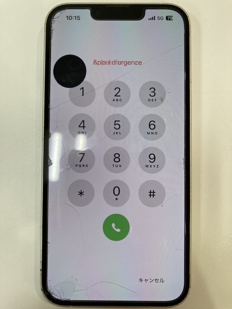 iPhone13に丸い液漏れ。押すと広がる。