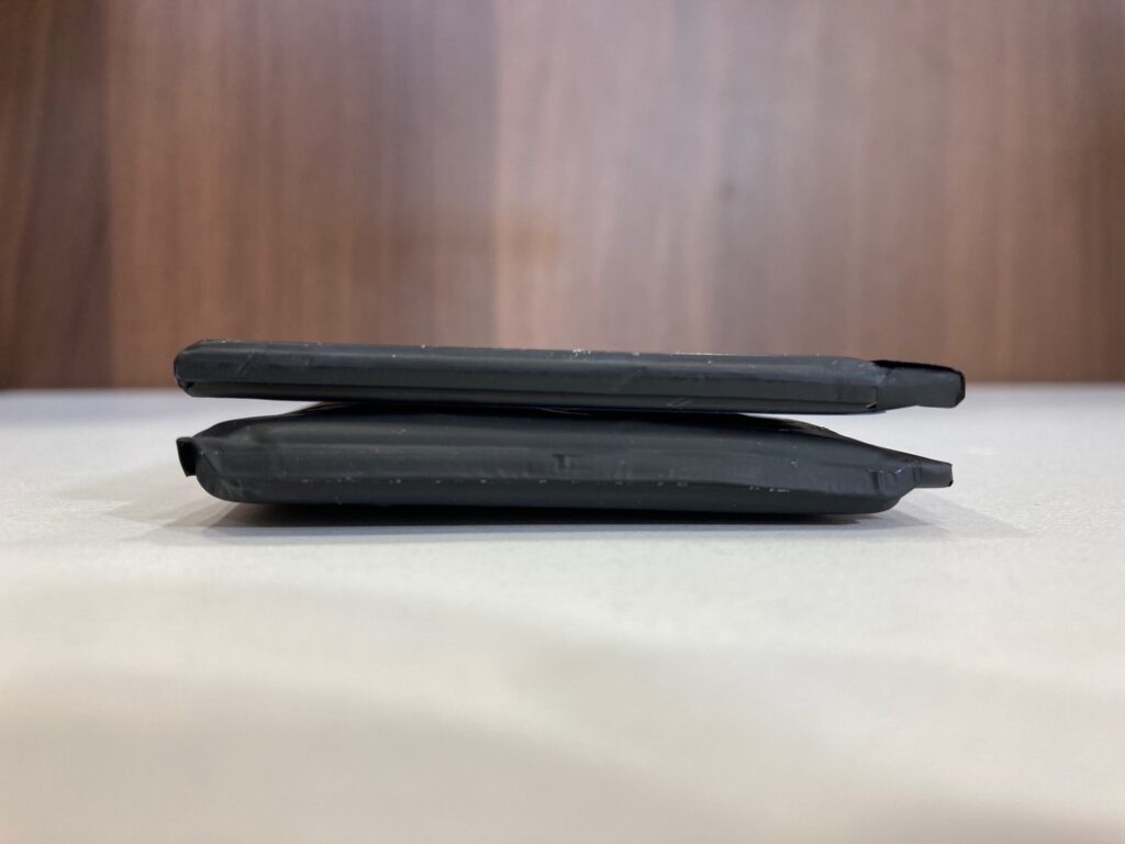 iPhoneの膨らんだバッテリーと新品のバッテリーの厚さ比較