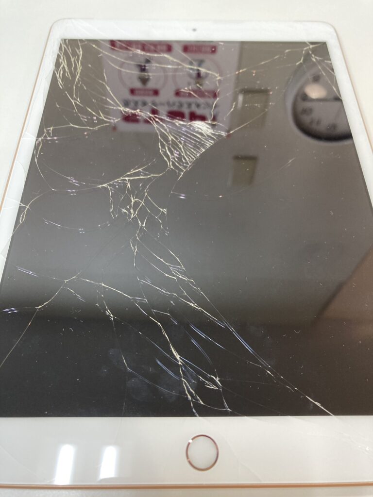 画面が上から下までヒビが入っているiPad