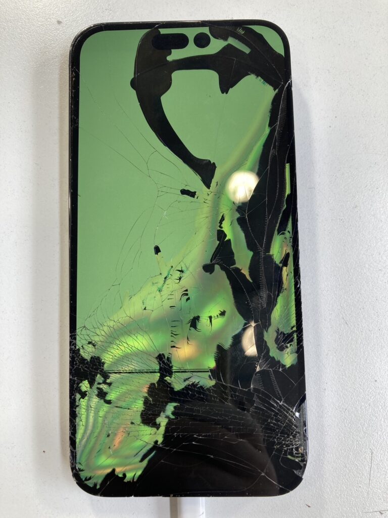 iPhone14ProMaxの画面が壊れて、緑色と黒色になっている
