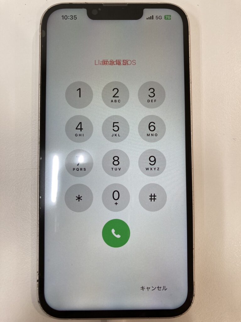 iPhone13の画面をなおしているスマップル