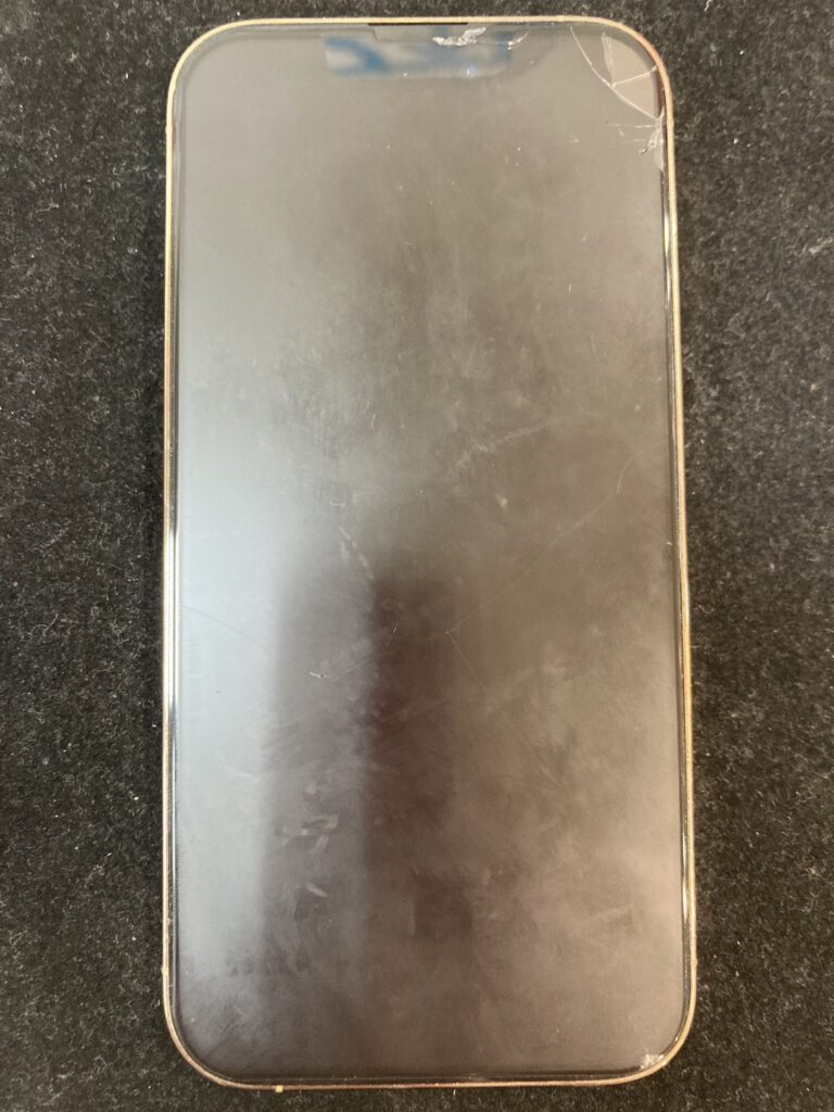 割れたフィルムが付いているiphone16pro