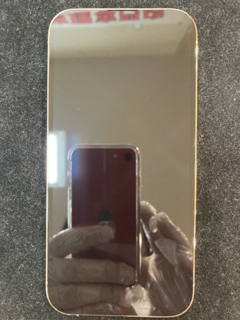 画面をコーティングしたiPhone16pro