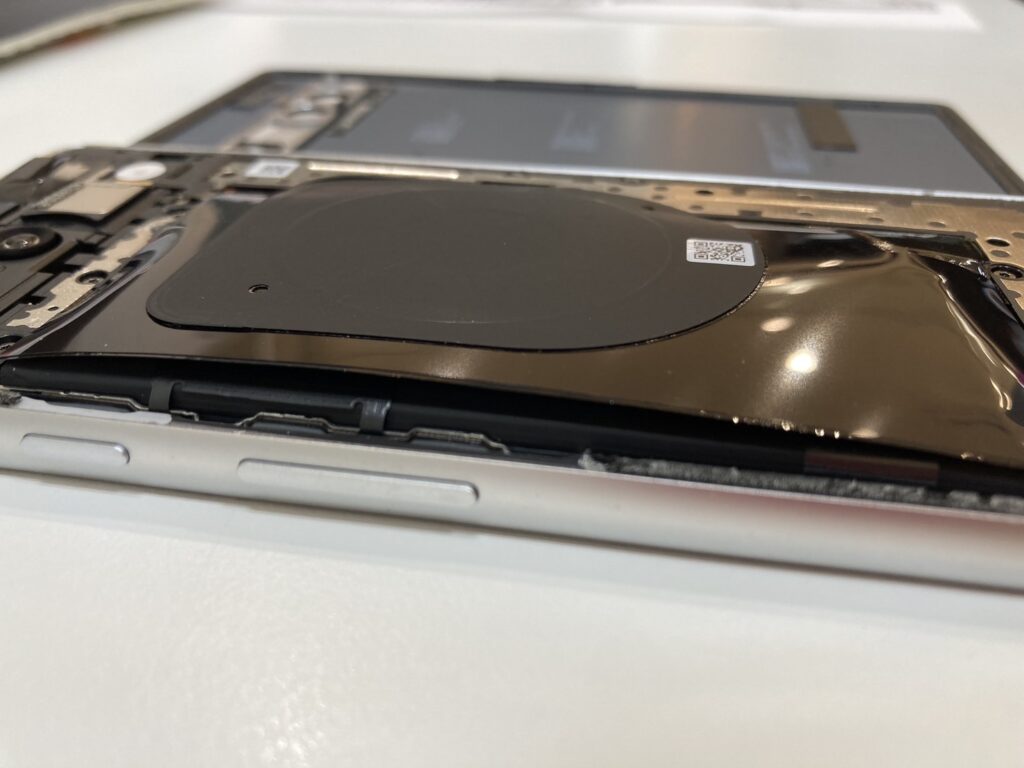 バッテリーが膨張したスマホ