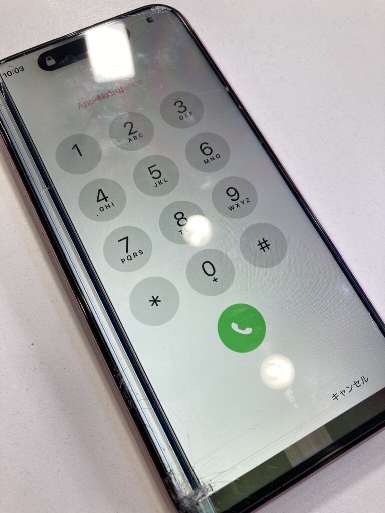 白い画面にすると縦線が入っていることがわかるiPhone15plus