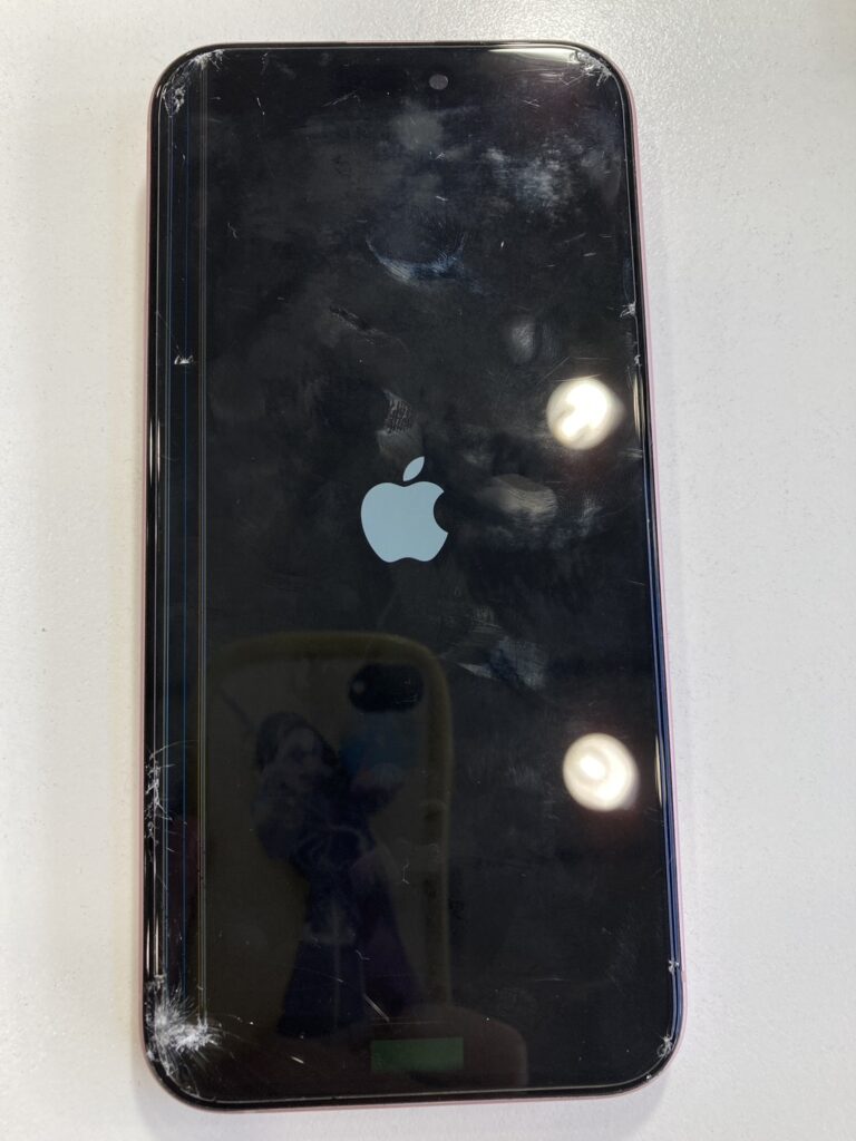 画面が割れたiPhone15plus