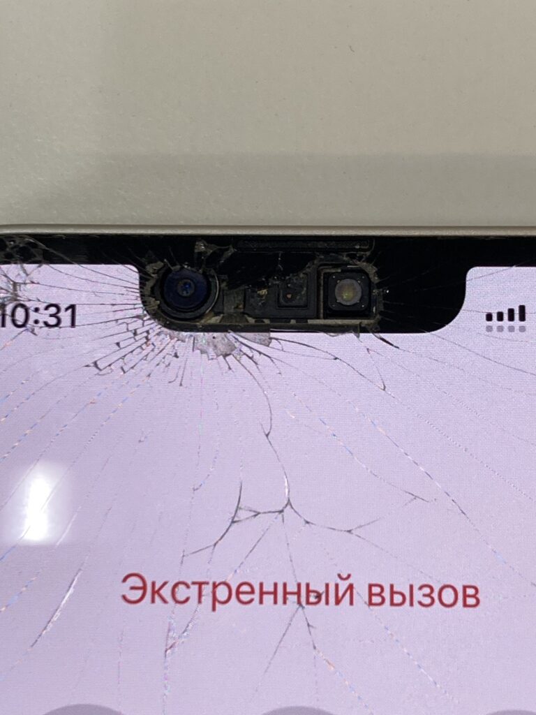 カメラが剥き出しになったiPhone