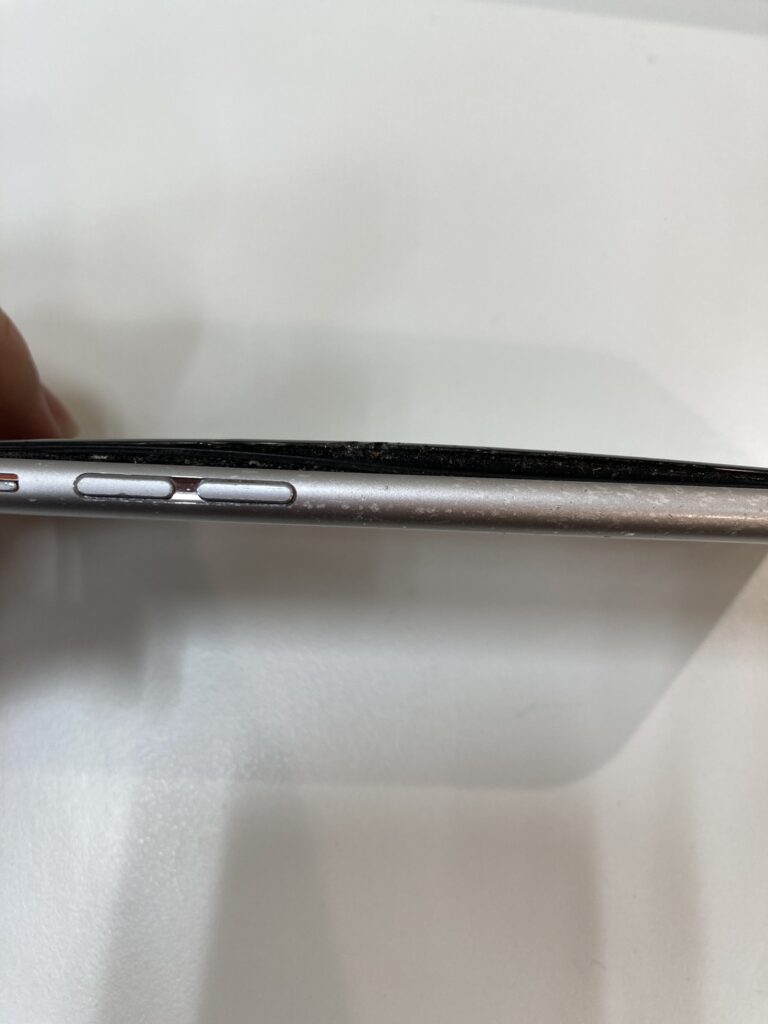 バッテリーが膨張している