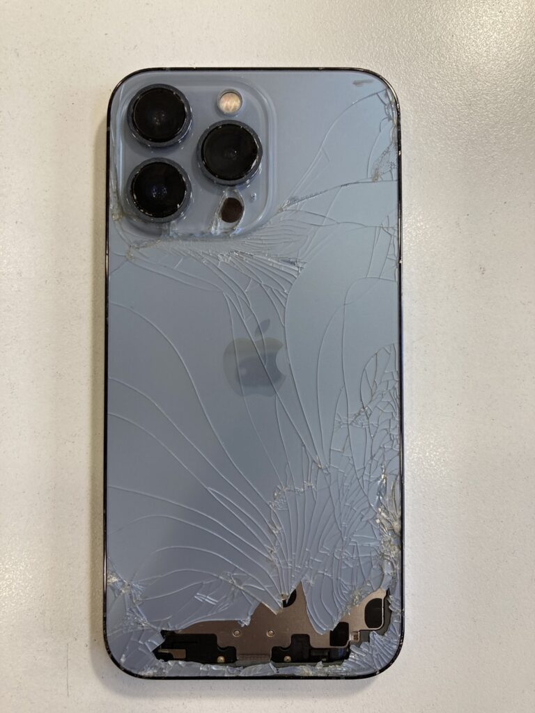 背面が割れた iPhone13pro