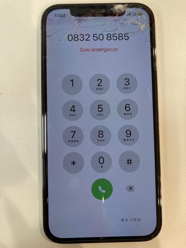 ガラスが割れたアイフォン