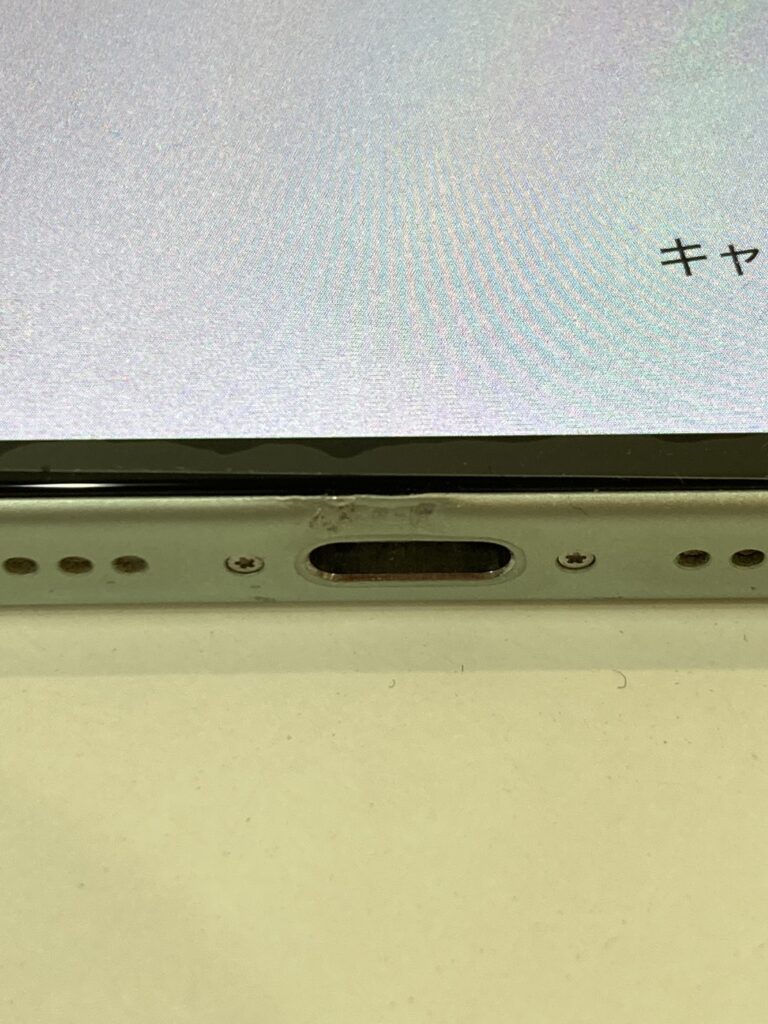 iPhone15に打痕がある